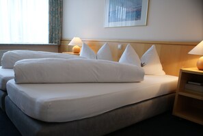 Double Room | Hypo-allergenic bedding, free minibar, in-room safe, desk - Hotel Herian (Vaterstetten)