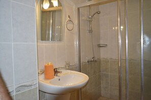Basic-Zimmer, 1 Schlafzimmer, Poolblick | Badezimmer | Dusche, Haartrockner, Handtücher, Seife