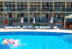 Seasonal outdoor pool, pool umbrellas, sun loungers - Julia Family Apartments (Sunny Beach)