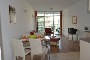 Appartement de base, 1 chambre, cuisine | Aire de séjour | Téléviseur à écran plat de 32 po avec télévision par cùble, téléviseur