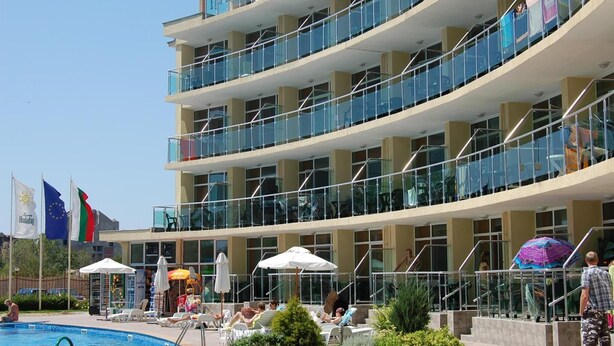 Seasonal outdoor pool, pool umbrellas, sun loungers - Julia Family Apartments (Sunny Beach)