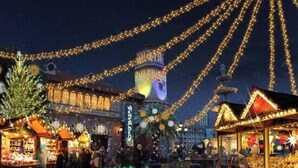 A nighttime market scene with illuminated stalls and a clock tower. - BK Weekly Mansion & Hotel (WAKAYAMA SHI)