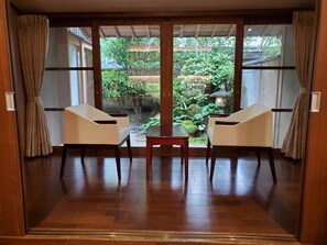 Western room with an open-air bath (non-smoking). | Hochwertige Bettwaren, Minibar, Zimmersafe, kostenloses WLAN