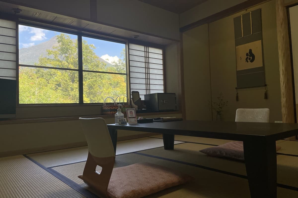 Traditionele kamer, gedeelde badkamer, uitzicht op bergen (Standard Japanese Style) | Een bureau, gratis wifi