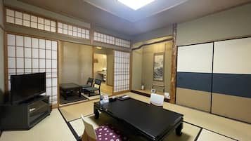 Japanese-Style Twin Room with Hot Spring Bath, Garden View | Desk, free WiFi