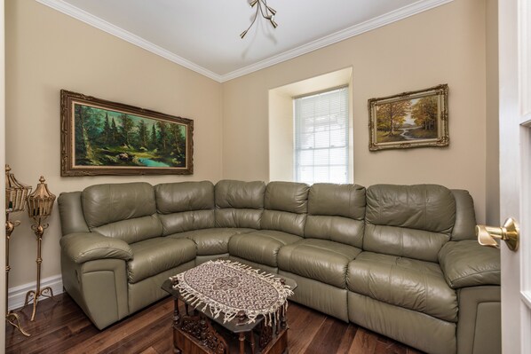 Lobby sitting area - CastleView Inn by Elevate Rooms (Oro-Medonte)