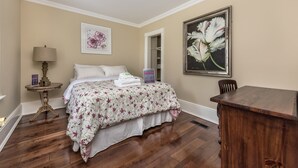 Iron/ironing board (on request), WiFi (free), bed sheets - CastleView Inn by Elevate Rooms (Oro-Medonte)