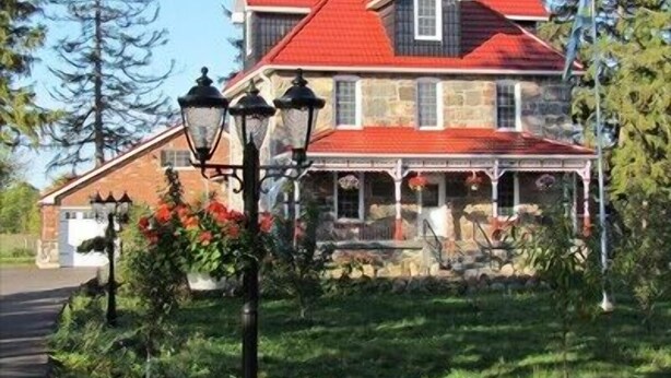 Front of property - CastleView Inn by Elevate Rooms (Oro-Medonte)