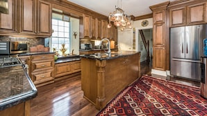 Shared kitchen - CastleView Inn by Elevate Rooms (Oro-Medonte)