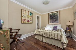 Iron/ironing board, free WiFi, bed sheets - CastleView Inn by Elevate Rooms (Oro-Medonte)