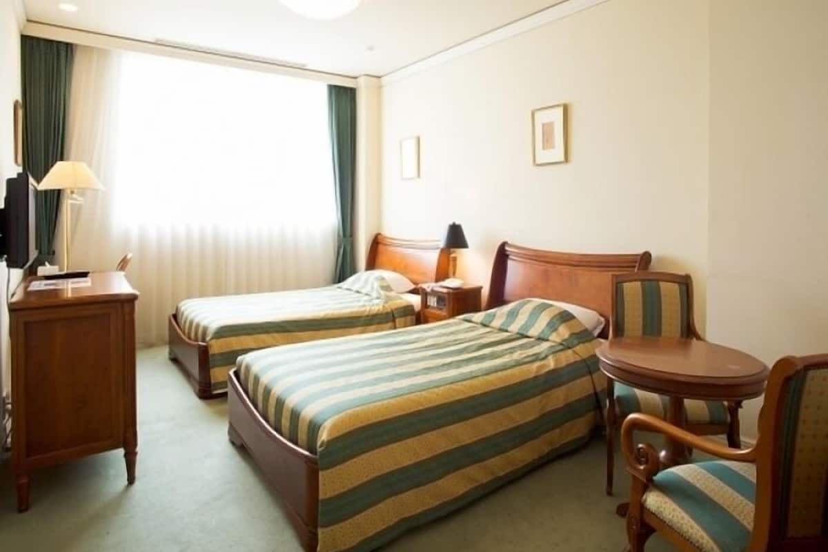 Deluxe Twin Room | Desk, iron/ironing board, free WiFi, bed sheets