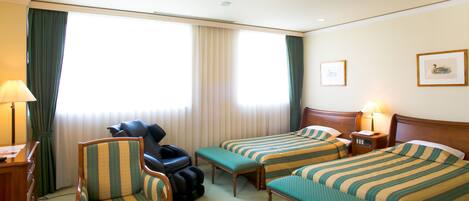 Habitación ejecutiva con 2 camas individuales | Escritorio, tabla de planchar con plancha, wifi gratis y ropa de cama