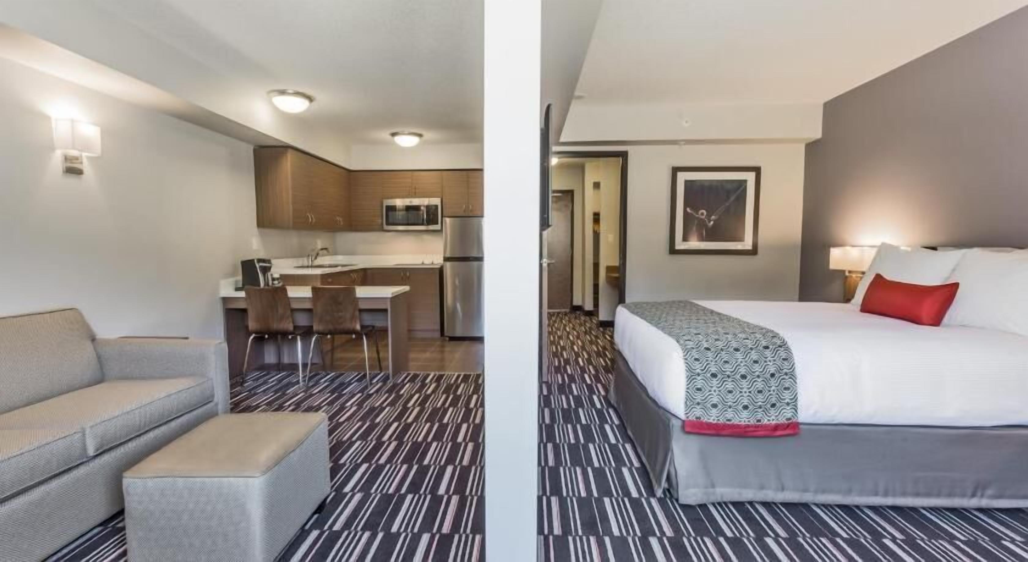 مكتب ومساحة عمل للكمبيوتر المحمول ومكواة/لوح كي وواي فاي مجانًا