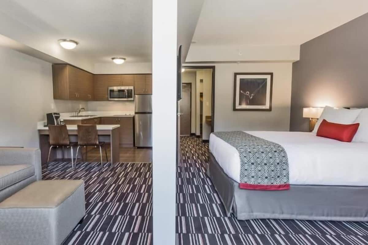 Desk, laptop workspace, iron/ironing board, free WiFi