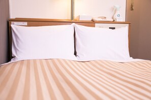 Desk, laptop workspace, iron/ironing board, free WiFi - Hashimoto Park Hotel (Sagamihara)