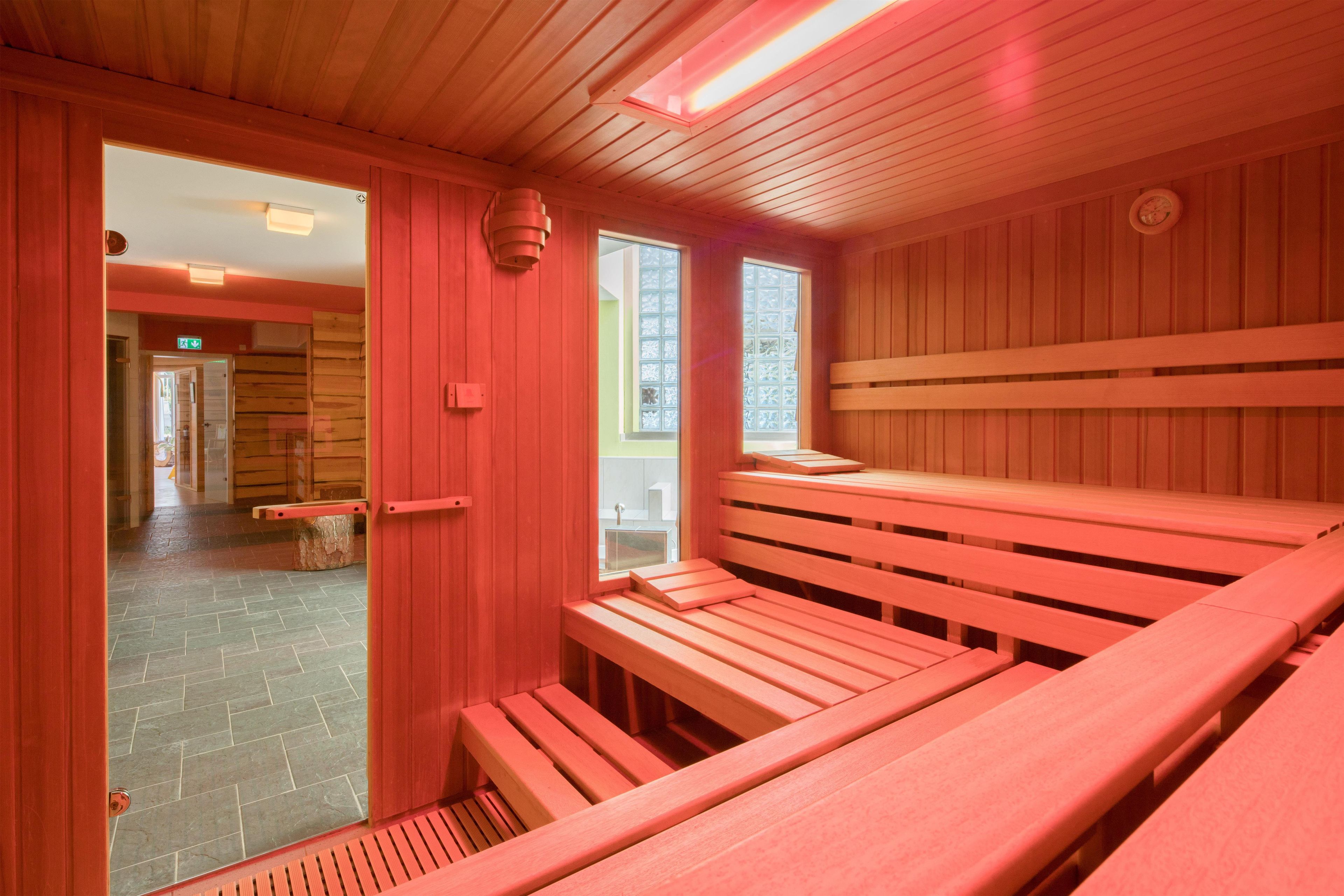 Un sauna con bancos de madera y tragaluz.