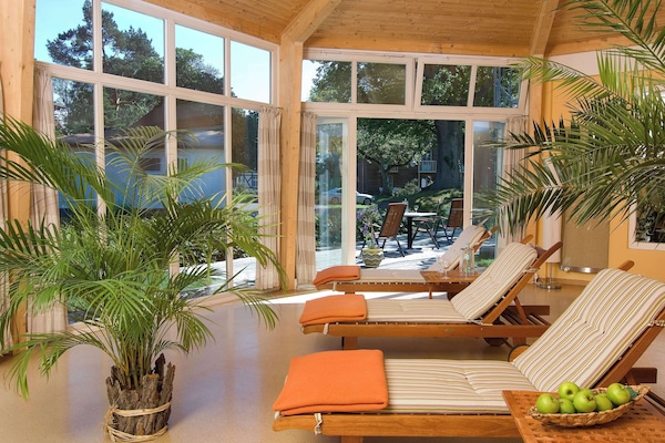 Sauna, steam room, 4 treatment rooms, massages
