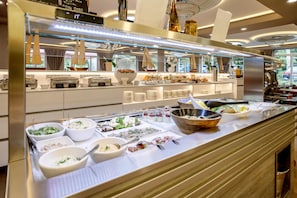 Un buffet con diversi cibi e utensili.