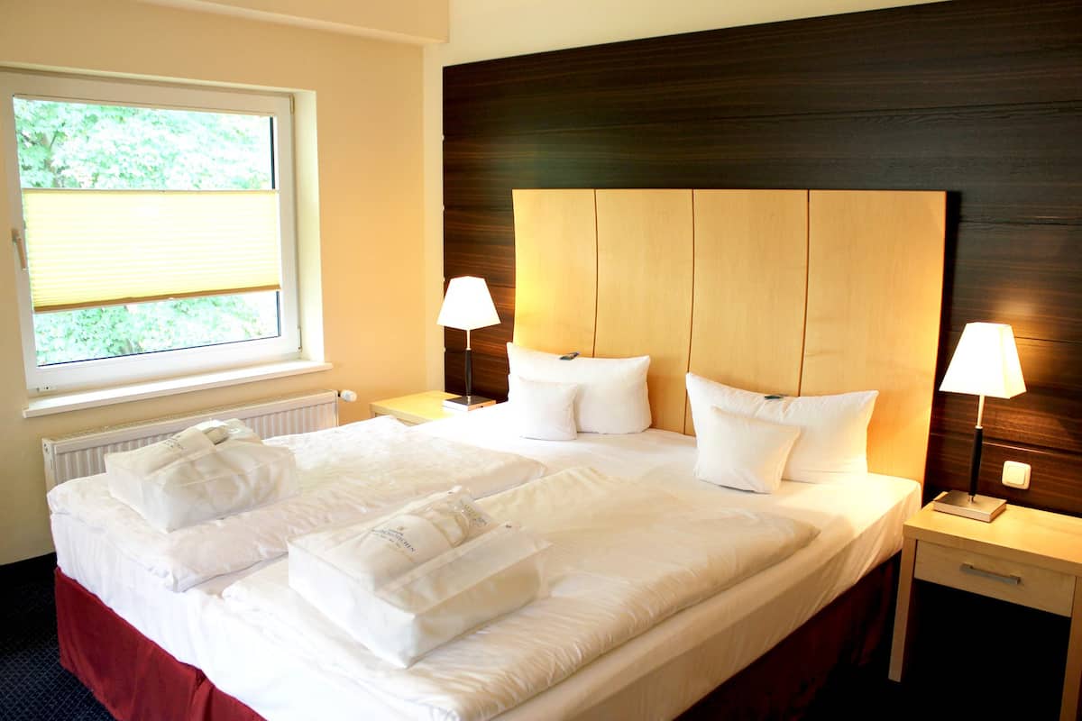 junior suite, 1 double bed, annex building (cozy sitting corner) | in-room safe, desk, cots/infant beds, free wifi