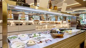 Un buffet proposant une variété de plats et d’ustensiles.