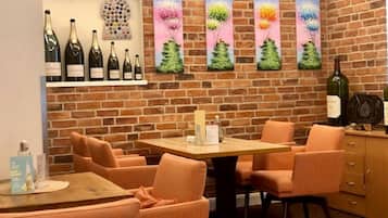 2 restaurants; dinner served