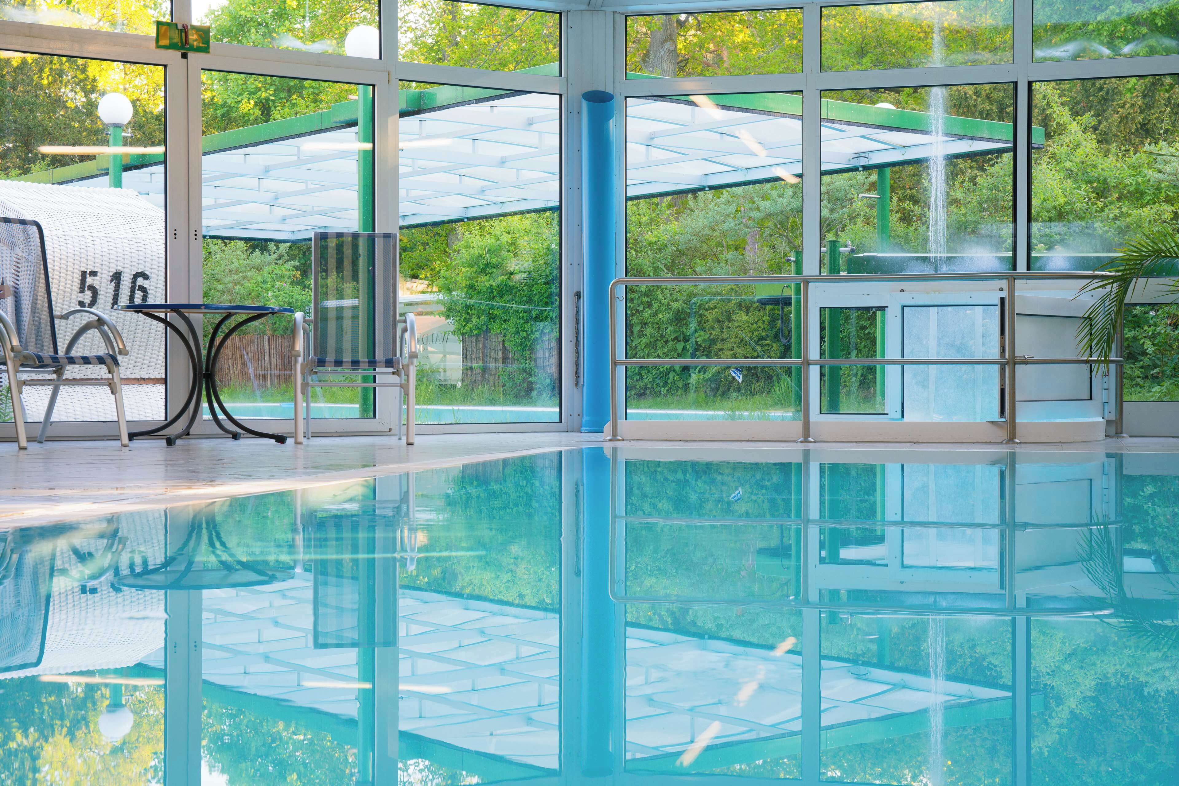 Innenpool, Außenpool, Sonnenschirme, Liegestühle