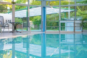 Indoor pool, outdoor pool, pool umbrellas, sun loungers - Best Western Plus Ostseehotel Waldschloesschen (Ostseebad Prerow)