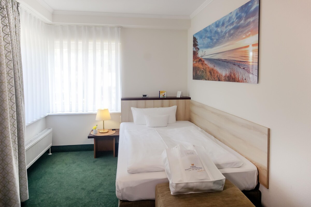 Standaard kamer, 1 eenpersoonsbed | Een kluis op de kamer, een bureau, babybedden (toeslag), gratis wifi