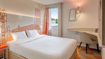 Een bureau, verduisterende gordijnen, geluiddichte muren