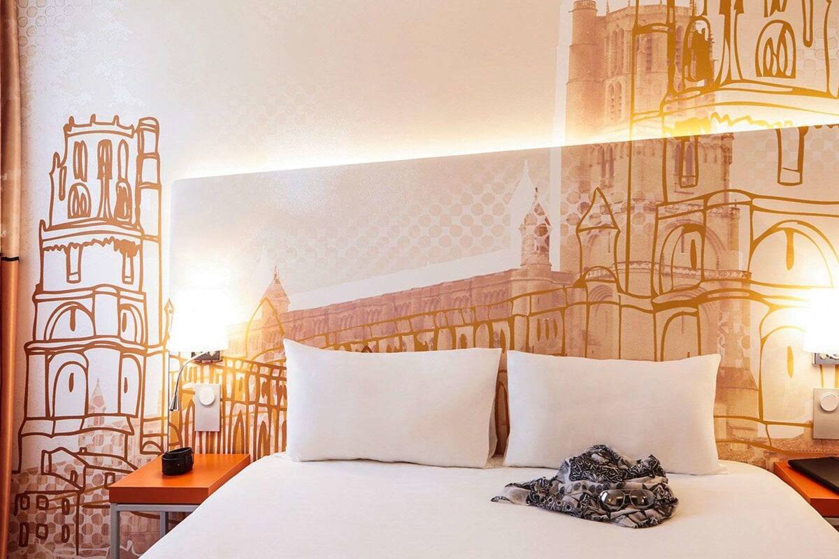 desk, blackout curtains, soundproofing, free cots/infant beds