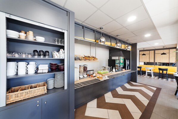 Daily buffet breakfast for a fee - B&B HOTEL ALBI (Albi)