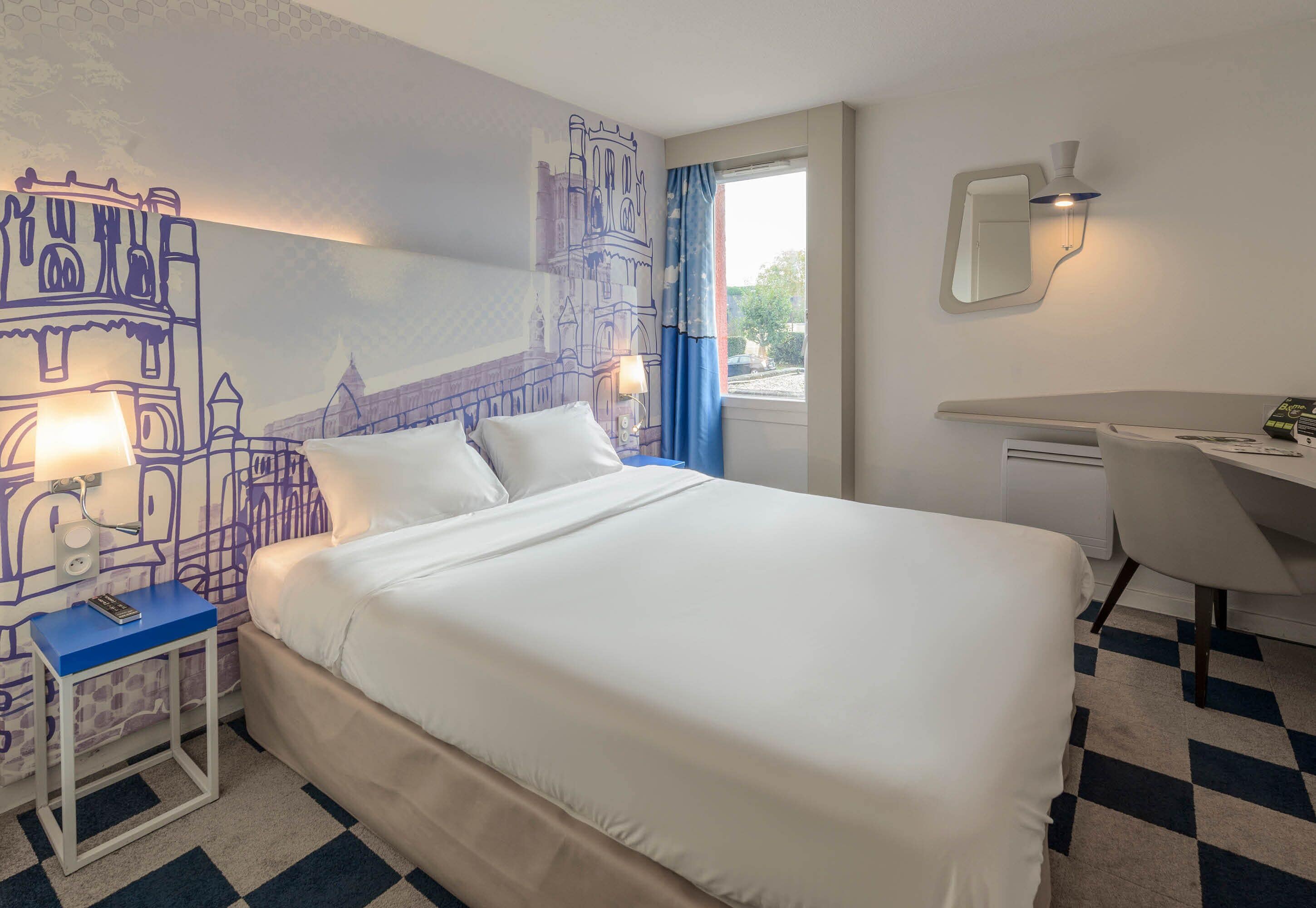 double room | desk, blackout curtains, soundproofing, free cots/infant beds