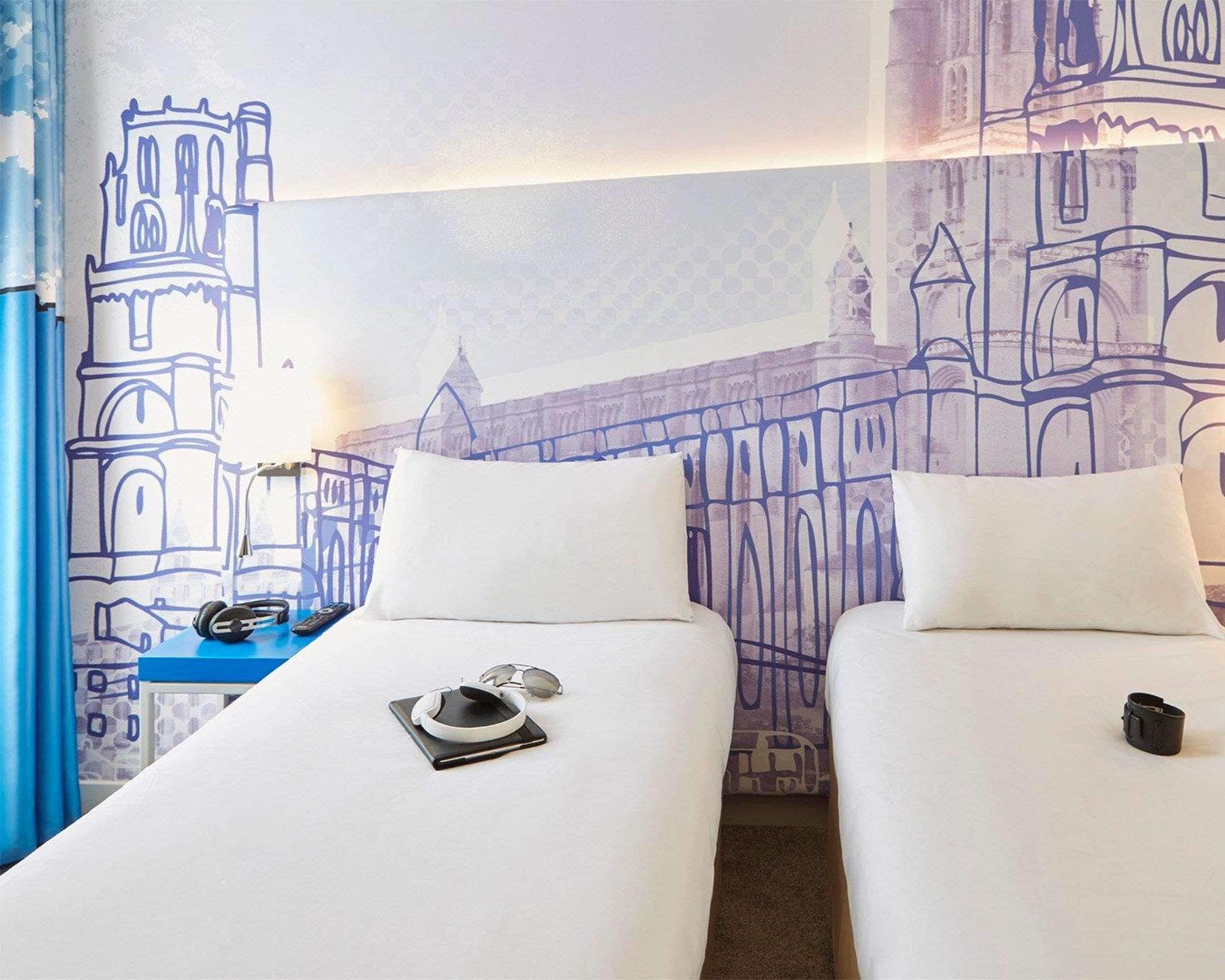 twin room | desk, blackout curtains, soundproofing, free cots/infant beds