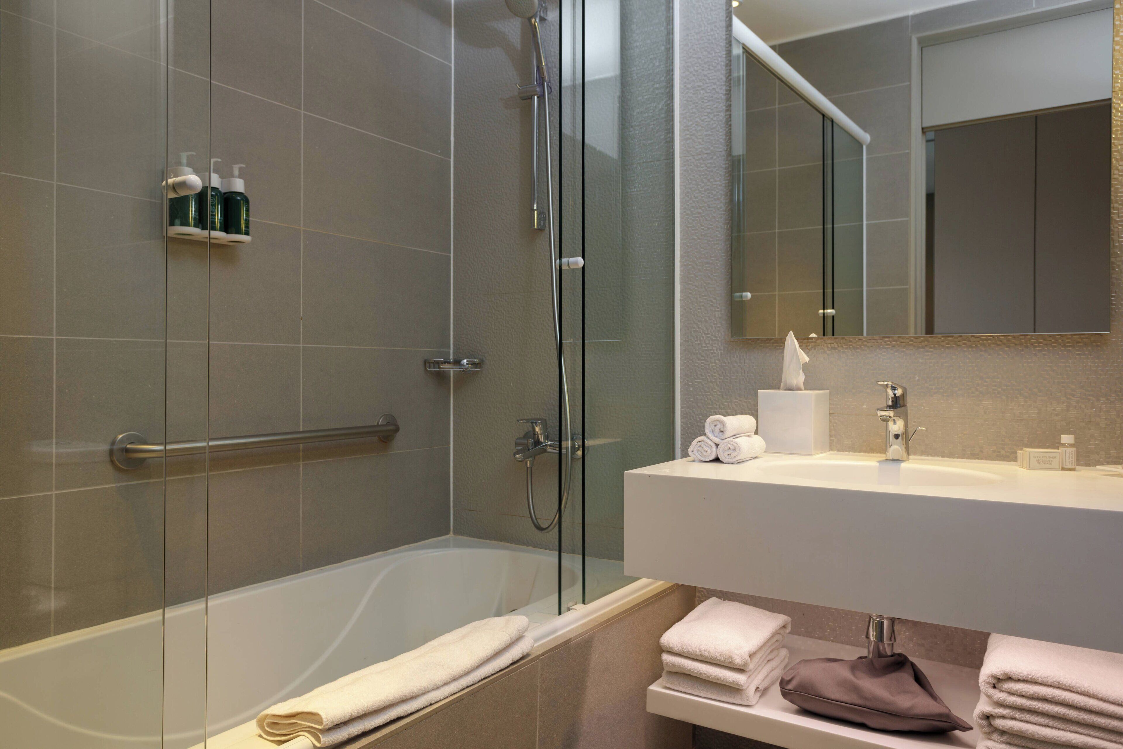 suite, 1 bedroom, non smoking, city view | bathroom | combined shower/bathtub, free toiletries, hair dryer, towels
