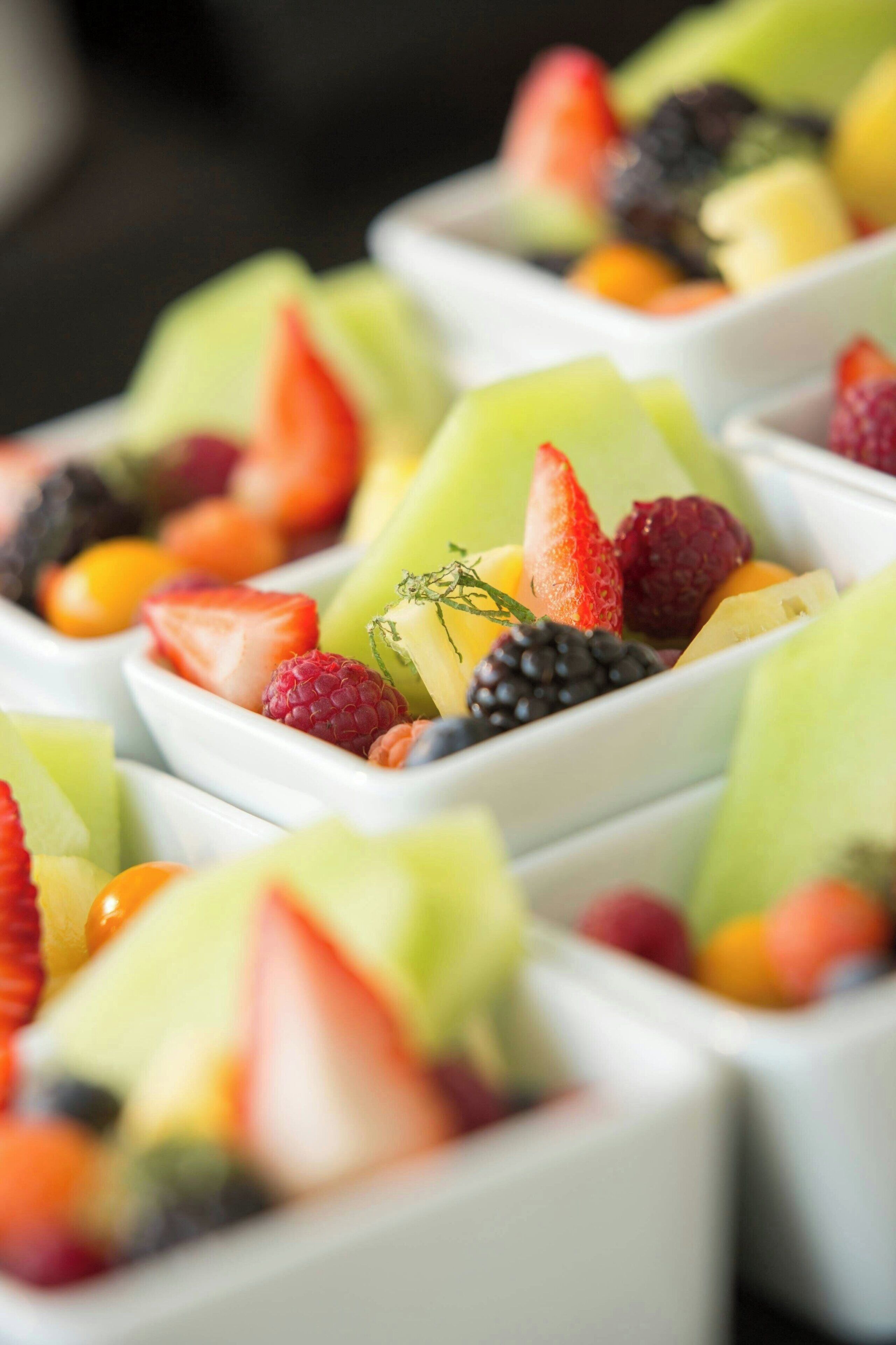 Una bandeja con diversas frutas.