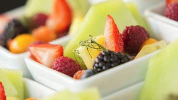 Una bandeja con diversas frutas.