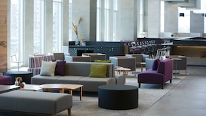 Ein stilvoller Lounge-Bereich mit Sofas, Sesseln und einer Bar.