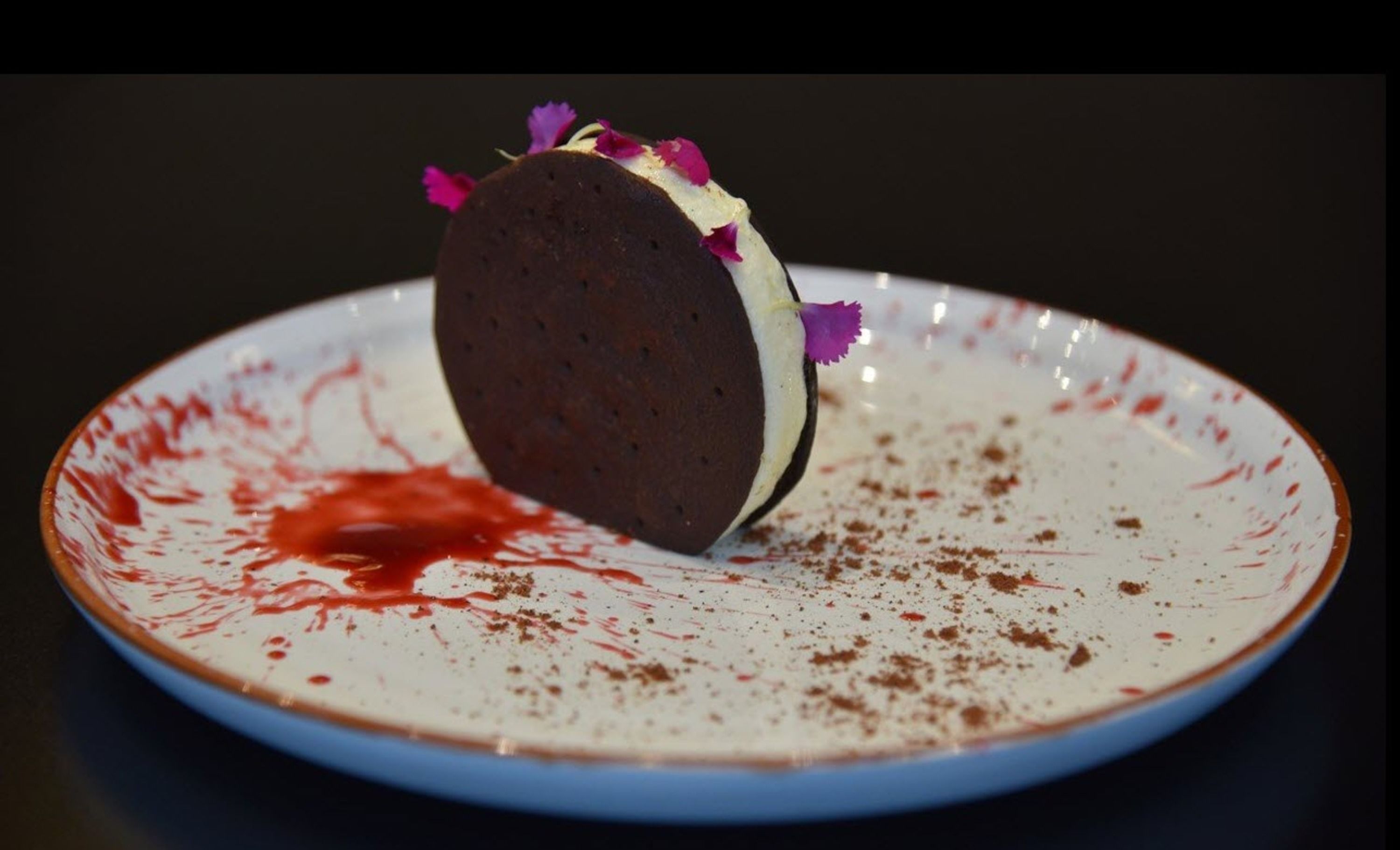 Un postre sobre un plato con fondo oscuro.
