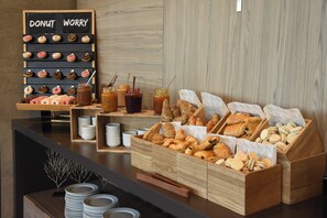 Petit déjeuner, déjeuner et dîner servis sur place
