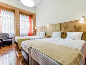Quadruple Room | Free WiFi, bed sheets - Hotel Santa Clara Porto (Porto)
