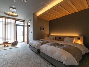 Chambre triple luxueuse, non-fumeur (SEKIREI, with indoor hot spring bath) | Bureau, rideaux d’obscurcissement, accès au Wi-Fi (inclus)