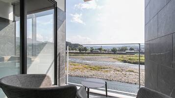 Escritorio, cortinas blackout, wifi gratis y ropa de cama