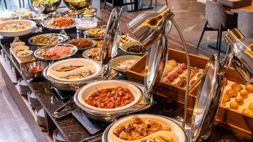 Daily buffet breakfast (JPY 2750 per person)