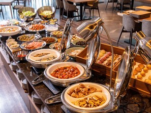 Tägliches Frühstücksbuffet (2750 JPY pro Person)