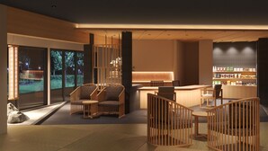 Un área de descanso moderna con asientos, una recepción y exhibición de productos.