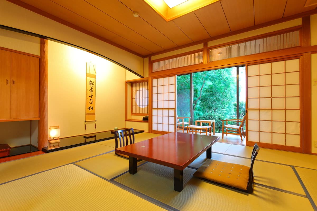 Deluxe Japanese-Style Room with Private Japanese Cypress Bath | In-room dining