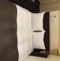 Escritorio, wifi gratis, ropa de cama