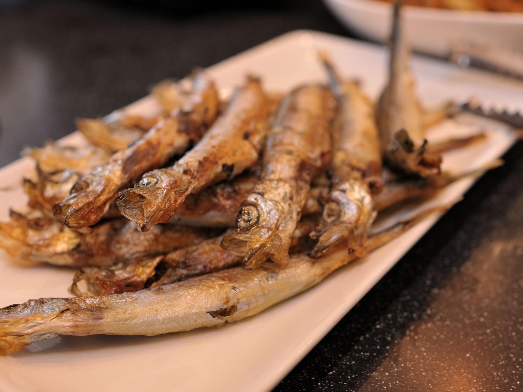 A plate of fried fish.