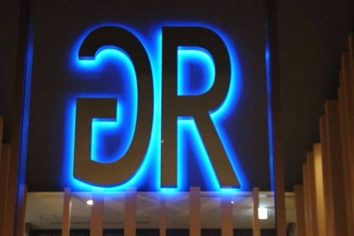 A large illuminated sign with the letters 'ER' in blue.