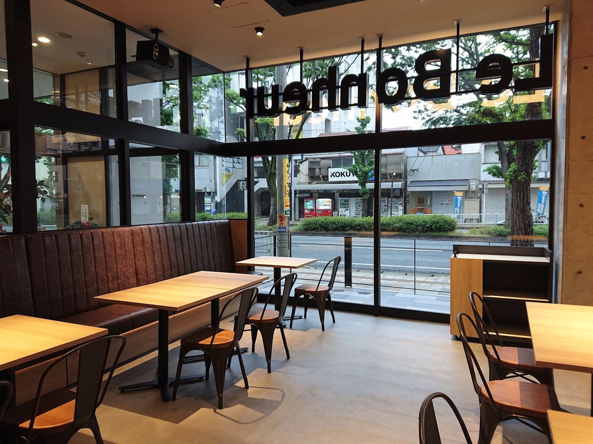 Un interior de restaurante con cabinas, mesas y sillas.